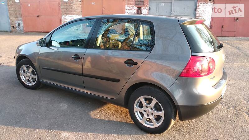 Хетчбек Volkswagen Golf 2005 в 