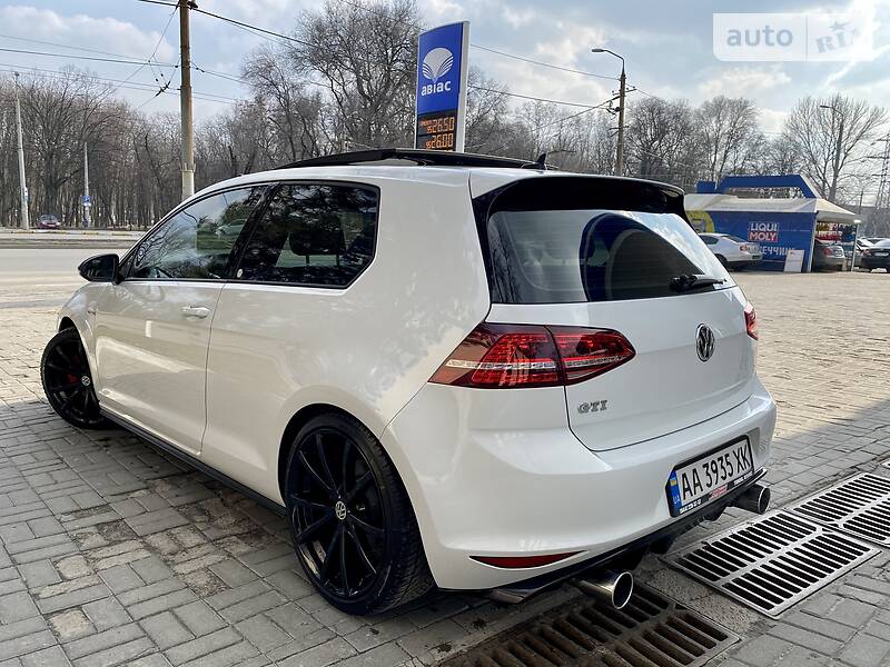 Хетчбек Volkswagen Golf 2014 в Дніпрі