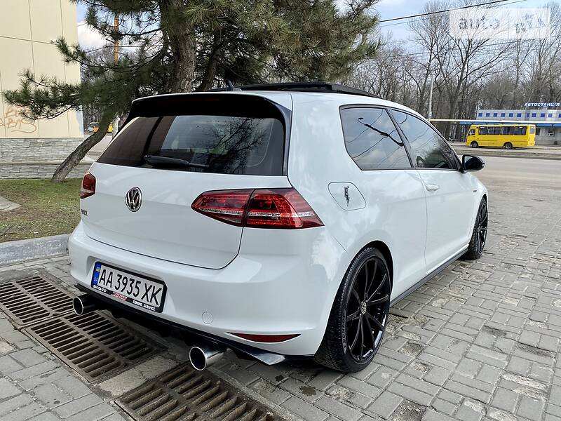 Хетчбек Volkswagen Golf 2014 в Дніпрі