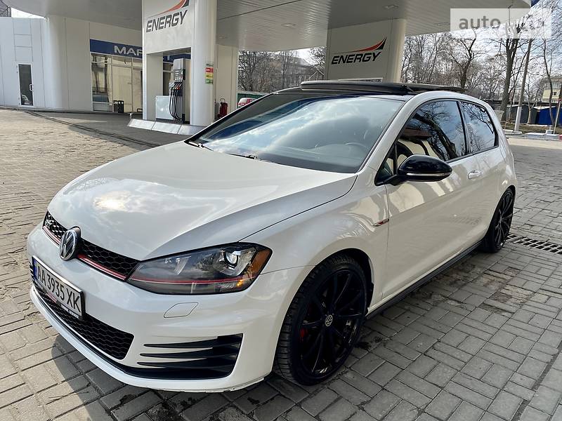 Хетчбек Volkswagen Golf 2014 в Дніпрі