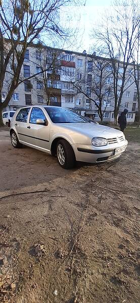 Хетчбек Volkswagen Golf 2000 в 