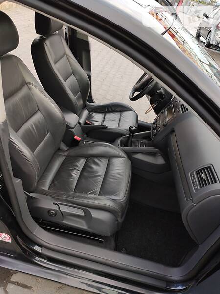 Хетчбек Volkswagen Golf 2004 в Чернівцях