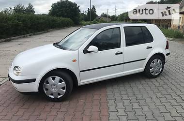 Хетчбек Volkswagen Golf 2001 в 