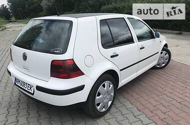 Хетчбек Volkswagen Golf 2001 в 