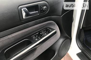 Хетчбек Volkswagen Golf 2001 в 