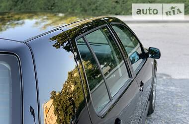 Хетчбек Volkswagen Golf 2001 в 