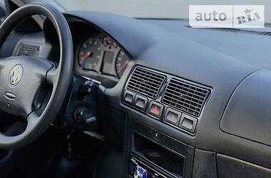 Хетчбек Volkswagen Golf 2001 в 