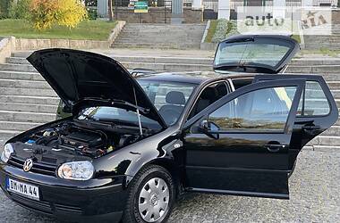 Хетчбек Volkswagen Golf 2001 в 