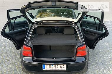 Хетчбек Volkswagen Golf 2001 в 