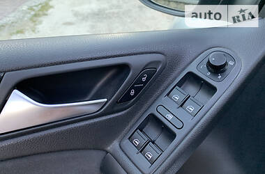 Хетчбек Volkswagen Golf 2011 в 