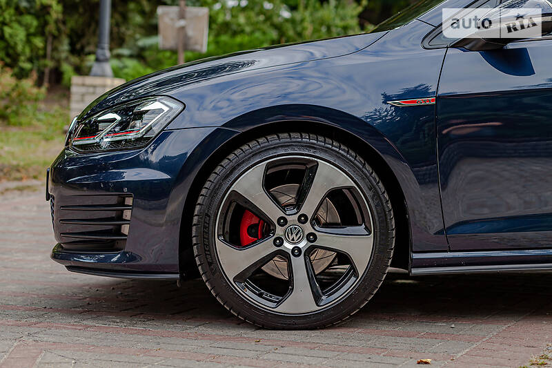 Хетчбек Volkswagen Golf 2017 в Києві