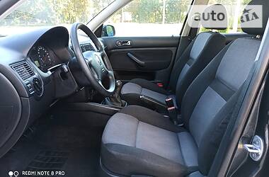 Хетчбек Volkswagen Golf 2001 в 