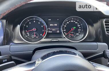 Хетчбек Volkswagen Golf 2014 в 
