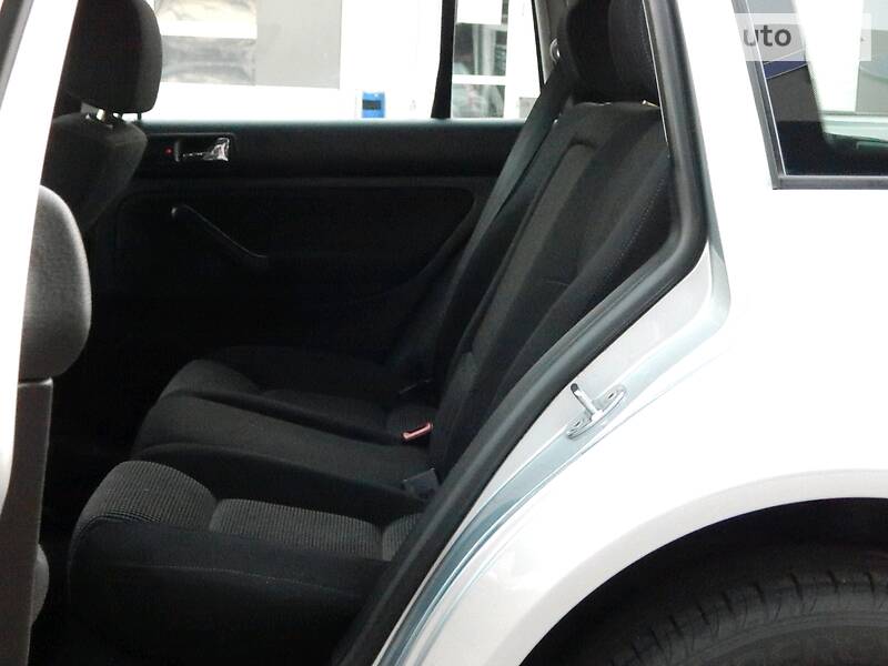 Універсал Volkswagen Golf 2002 в Сарнах