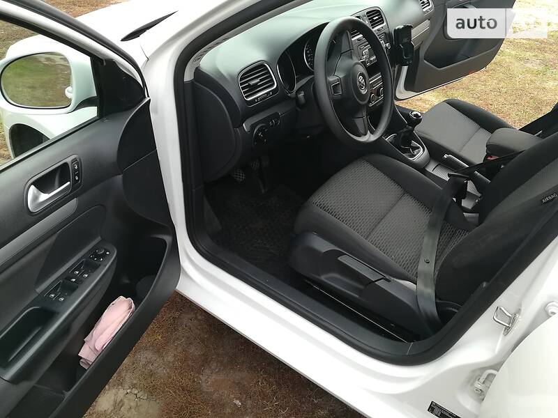 Универсал Volkswagen Golf 2012 в Глухове