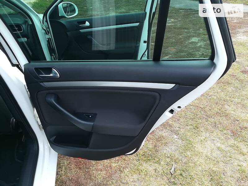 Универсал Volkswagen Golf 2012 в Глухове