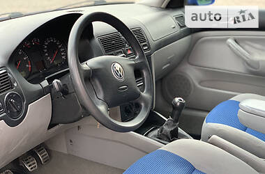 Хетчбек Volkswagen Golf 2001 в 