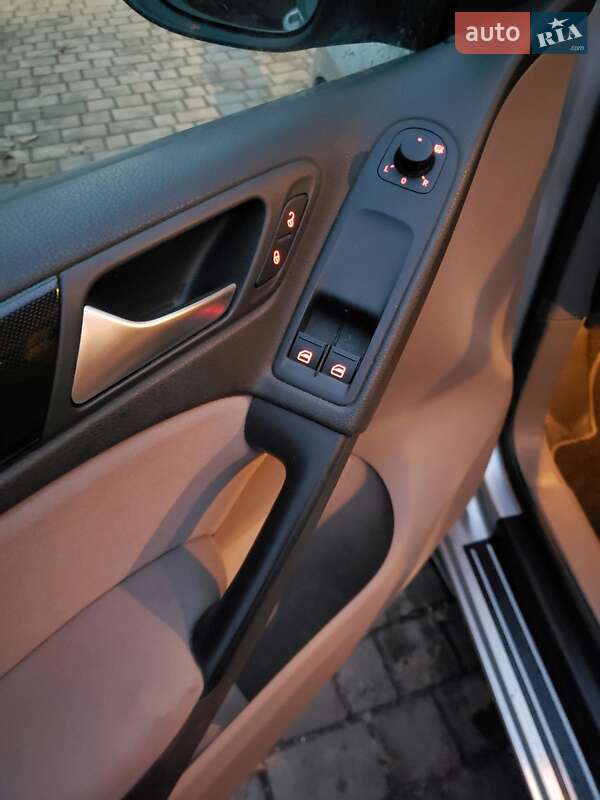 Хэтчбек Volkswagen Golf 2009 в Харькове