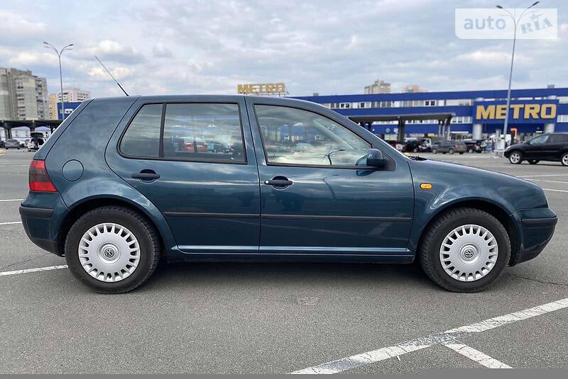 Хэтчбек Volkswagen Golf 2002 в Киеве