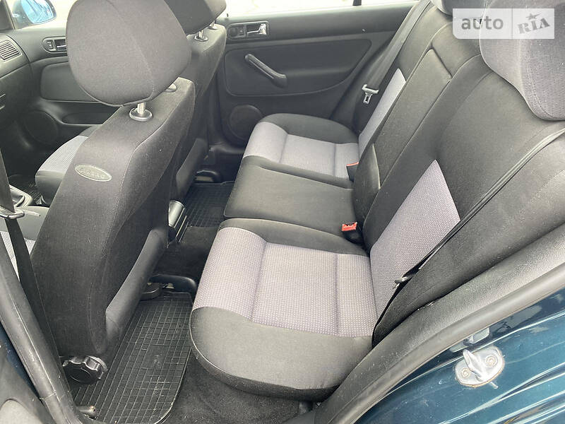 Хэтчбек Volkswagen Golf 2002 в Киеве