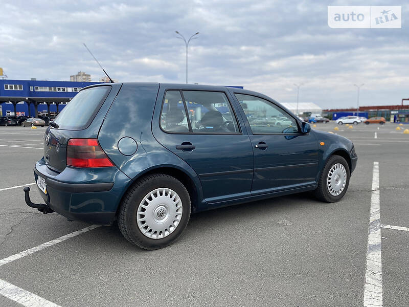 Хэтчбек Volkswagen Golf 2002 в Киеве