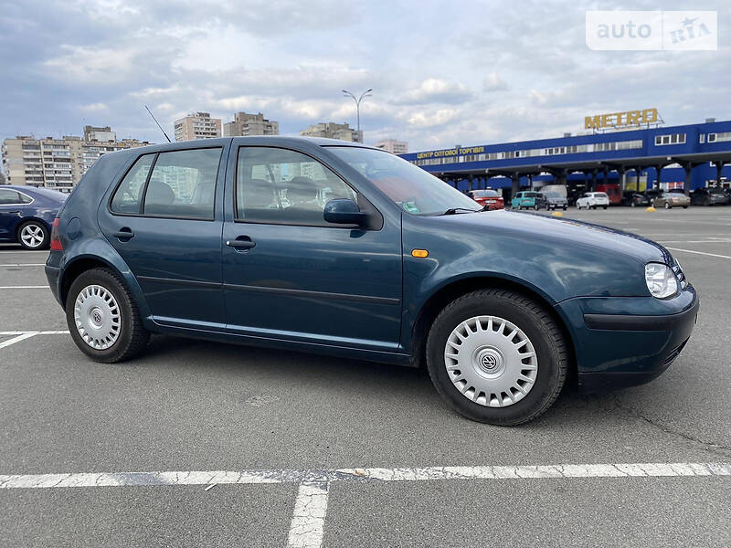 Хэтчбек Volkswagen Golf 2002 в Киеве