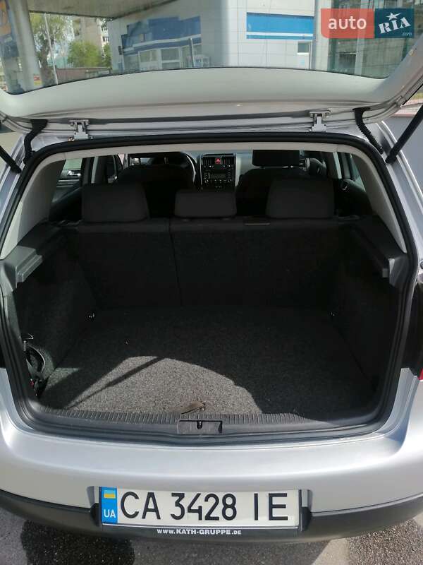 Хетчбек Volkswagen Golf 2004 в Черкасах