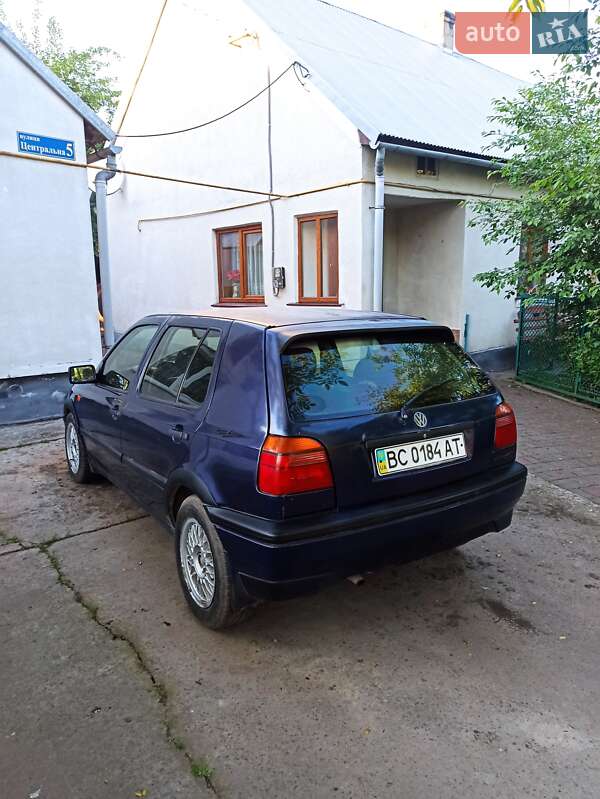 Хетчбек Volkswagen Golf 1995 в Городку
