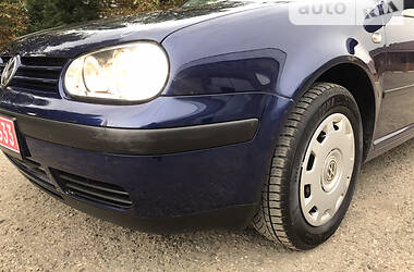 Хэтчбек Volkswagen Golf 2002 в Черновцах