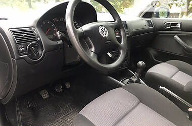 Хэтчбек Volkswagen Golf 2002 в Черновцах