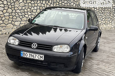 Хетчбек Volkswagen Golf 2000 в 