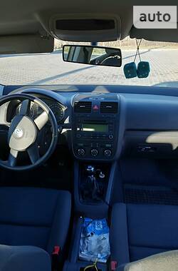 Хэтчбек Volkswagen Golf 2004 в 