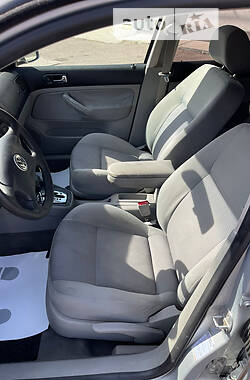 Универсал Volkswagen Golf 2003 в 