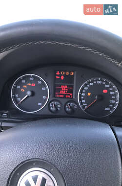 Хэтчбек Volkswagen Golf 2004 в 