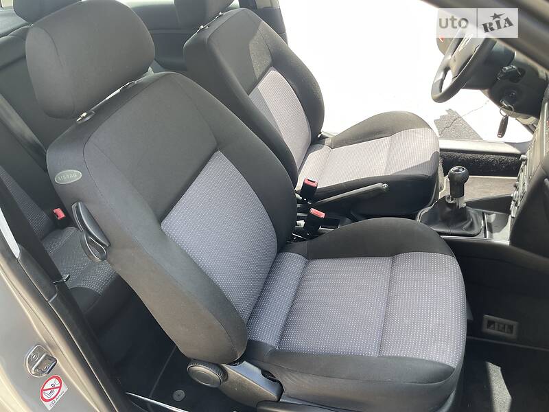 Хэтчбек Volkswagen Golf 2002 в Днепре