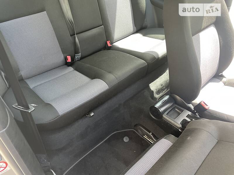 Хэтчбек Volkswagen Golf 2002 в Днепре