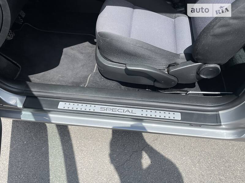 Хэтчбек Volkswagen Golf 2002 в Днепре