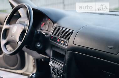 Хэтчбек Volkswagen Golf 2000 в 