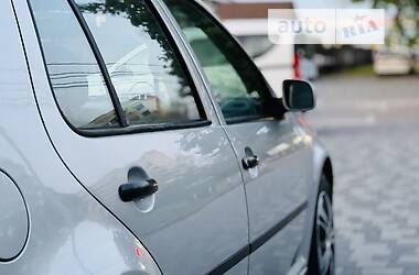 Хэтчбек Volkswagen Golf 2000 в 