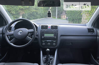 Хетчбек Volkswagen Golf 2004 в Чернівцях