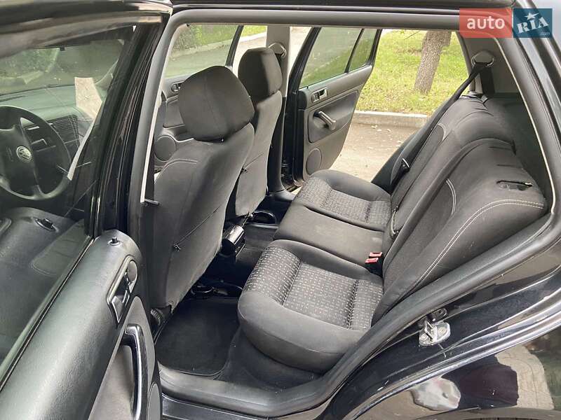 Хетчбек Volkswagen Golf 2004 в Новомосковську