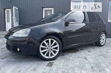 Хэтчбек Volkswagen Golf 2004 в 