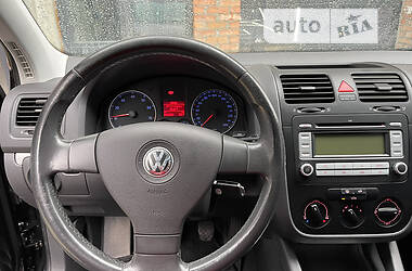 Хэтчбек Volkswagen Golf 2004 в 