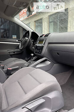 Хэтчбек Volkswagen Golf 2004 в 