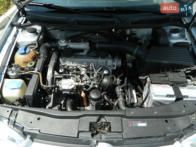 Універсал Volkswagen Golf 2001 в Чернівцях