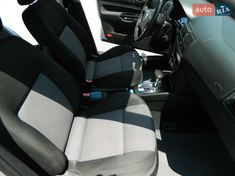 Універсал Volkswagen Golf 2001 в Чернівцях