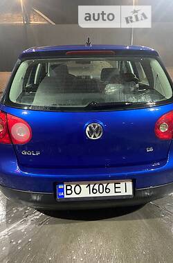 Хэтчбек Volkswagen Golf 2004 в Каменском