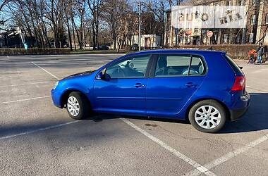 Хэтчбек Volkswagen Golf 2004 в Каменском