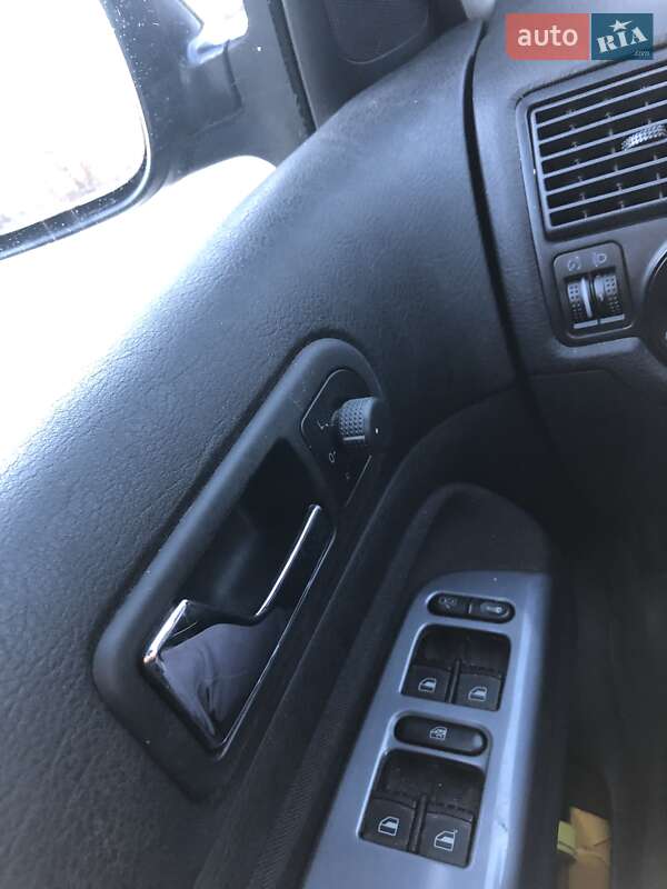 Хетчбек Volkswagen Golf 2003 в Хмельницькому