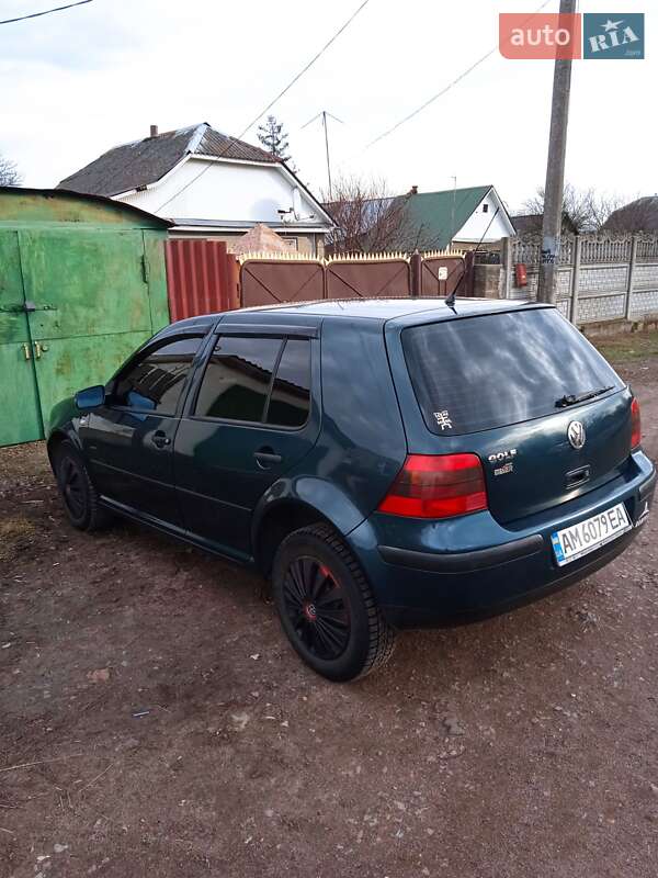 Хэтчбек Volkswagen Golf 2002 в Коростене